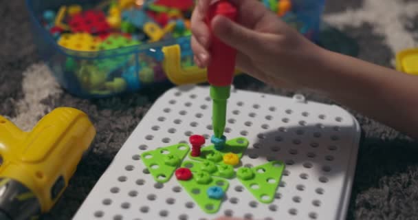 Kind Spelen Een Kind Educatieve Constructeur Puzzel Met Een Schroevendraaier — Stockvideo