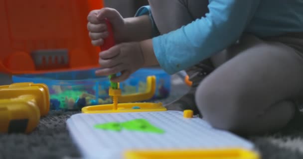 Barn Leker Barnens Pedagogiska Konstruktör Pussel Med Skruvmejsel Bultar Och — Stockvideo