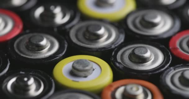 Veel Oude Gebruikte Batterijen Verschillende Soorten Batterijen Accu Draaien Draaitafel — Stockvideo