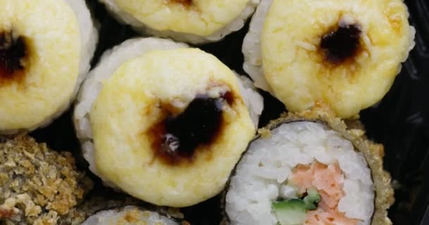 Sushi Rolls Rotating Close Japanese Cuisine Sushi Restaurant Takeaway Fresh — Vídeo de Stock