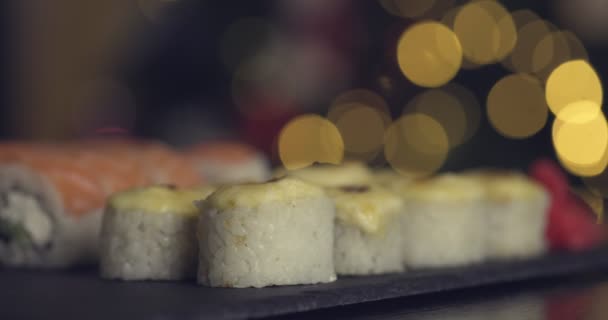 Dívka Sedí Kavárně Rolky Sushi Čínské Nebo Japonské Restauraci Žena — Stock video