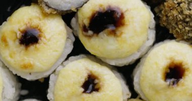 Suşi dönüşümlü olarak geliyor. Bir restoranda Japon mutfağı suşisi. Taze Japon suşisi. Yüksek kalite 4k görüntü