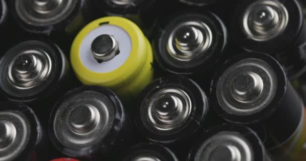 古い中古電池の多く さまざまな種類のバッテリーとバッテリーがターンテーブル上で回転します リサイクルに使用される電池 高品質4K映像 — ストック動画