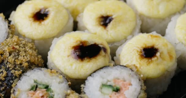 Sushi Rolls Rotating Close Japanese Cuisine Sushi Restaurant Takeaway Fresh — Vídeo de Stock