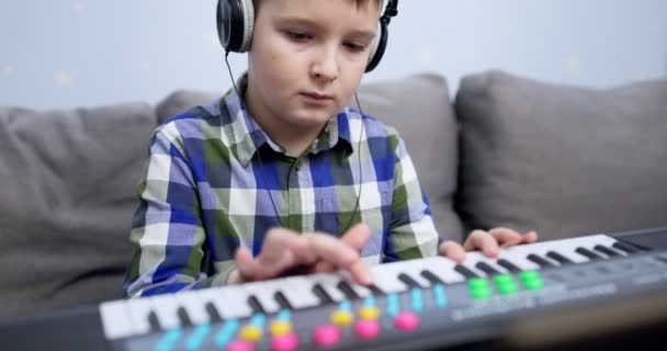 Boy Playing Synthesizer Home Child Playing Synthesizer Kid Practicing Piano — Video Stock