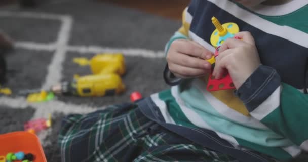 Gyermek Játszik Egy Gyermek Oktatási Konstruktor Puzzle Egy Csavarhúzóval Csavarok — Stock videók