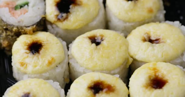 Sushi Tekercsek Forgatása Közelről Történik Japán Konyha Sushi Egy Étteremben — Stock videók