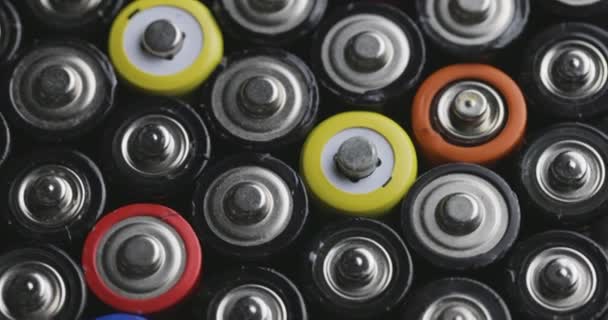 Spousta Starých Baterií Otočném Stole Střídají Různé Typy Baterií Baterií — Stock video