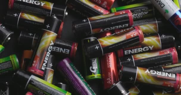 Veel Oude Gebruikte Batterijen Verschillende Soorten Batterijen Accu Draaien Draaitafel — Stockvideo