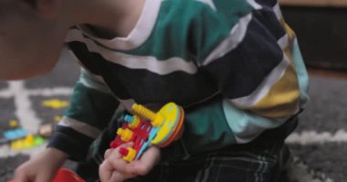 Çocuk, çoklu renkli geometrik şekillerle bir tornavida, cıvata ve vidayla eğitimsel bir yapboz oynuyor. Yaratıcı anaokulu geliştirme konsepti. Yüksek kalite 4k görüntü