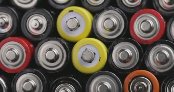 Viele Alte Gebrauchte Batterien Auf Dem Plattenteller Rotieren Verschiedene Arten — Stockvideo