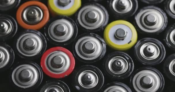 Banyak Baterai Bekas Lama Berbagai Jenis Baterai Dan Baterai Berputar — Stok Video
