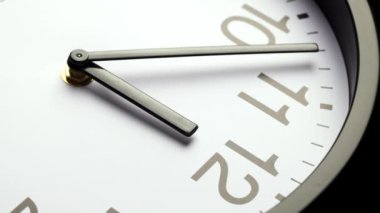 Zaman ayarlı olarak saat kapanıyor. Saat işliyor. Siyah bir arkaplanda izole edilmiş bir saat araması. Yüksek kalite 4k görüntü