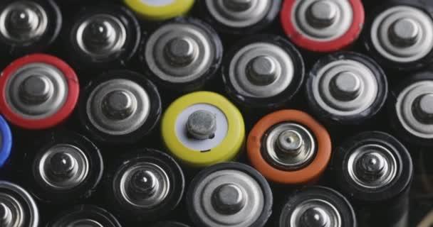 Много Старых Использованных Батареек Вращающемся Столе Вращаются Различные Типы Батарей — стоковое видео