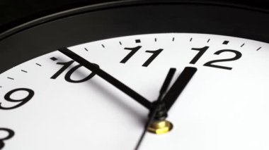 Zaman ayarlı olarak saat kapanıyor. Saat işliyor. Siyah bir arkaplanda izole edilmiş bir saat araması. Yüksek kalite 4k görüntü