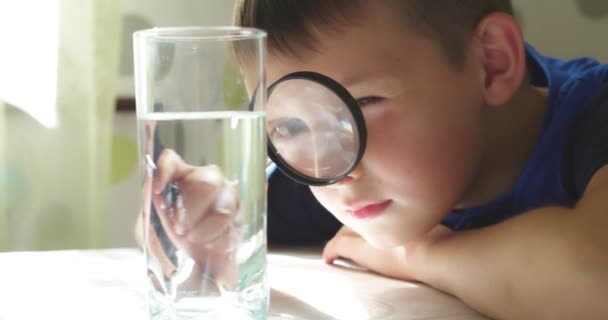 Chlapec Dívá Vodu Sklenici Přes Lupu Koncept Kontroly Kvality Vody — Stock video