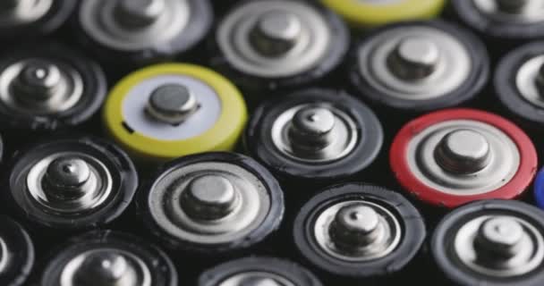 很多旧的旧电池 不同类型的电池和电池组轮流在转盘上 用于循环利用的旧电池 高质量的4K镜头 — 图库视频影像