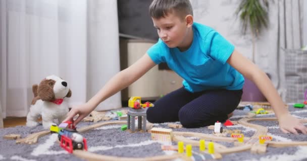 Pojke Leker Med Leksakståg Med Träskenor När Han Sitter Golvet — Stockvideo