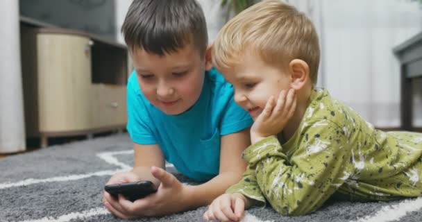 Dwoje Dzieci Oglądających Smartfony Szczęśliwe Dzieci Korzystające Smartfonów Razem Uśmiechnięte — Wideo stockowe