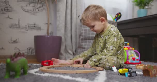 Çocuk Gelişim Oyuncaklarıyla Oynuyor Bebek Oyuncak Demiryollarıyla Trenlerle Yerde Arabalarla — Stok video