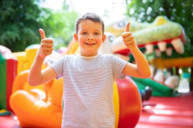 Mutlu çocuk renkli şişme bir kalede çok eğleniyor. Renkli oyun alanı. Çocuklar için etkinlik ve oyun merkezi.