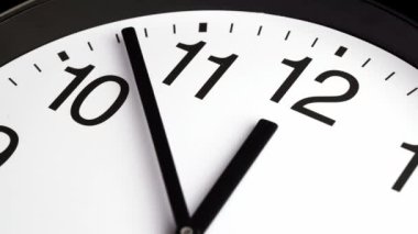 Zaman ayarlı olarak saat kapanıyor. Saat işliyor. Siyah bir arkaplanda izole edilmiş bir saat araması. Yüksek kalite 4k görüntü