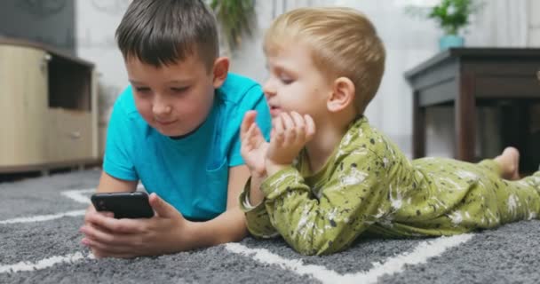 Dwoje Dzieci Oglądających Smartfony Szczęśliwe Dzieci Korzystające Smartfonów Razem Uśmiechnięte — Wideo stockowe