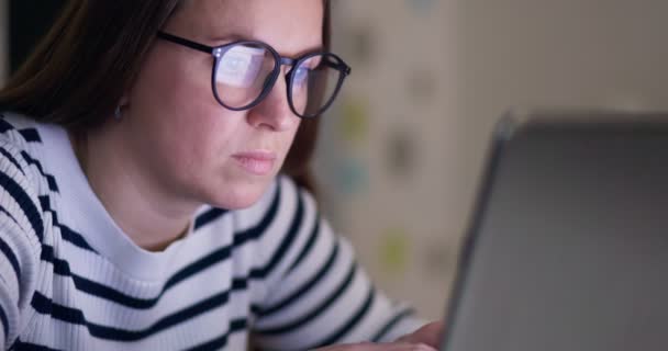 インターネット オンラインでの作業を使用してノートパソコンの画面を見てメガネに焦点を当てた女性 高品質4K映像 — ストック動画