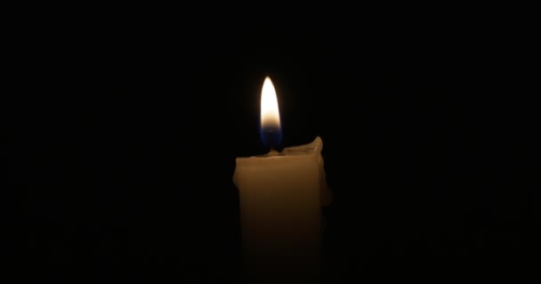 Κερί Καίγεται Μια Απαλή Κίτρινη Φλόγα Μεμονωμένα Κεριά Καίγονται Σκοτεινό — Αρχείο Βίντεο