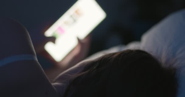 Bir Kadın Gece Yatağa Uzanıyor Akıllı Telefon Kullanıyor Cep Telefonu — Stok video