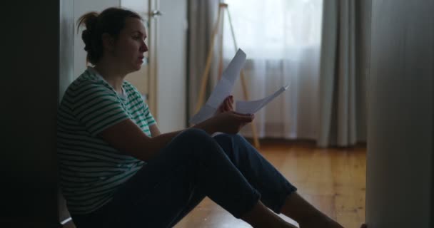 Silhouette Sad Woman Sitting Floor Her Apartment Reading Letter Getting — Wideo stockowe