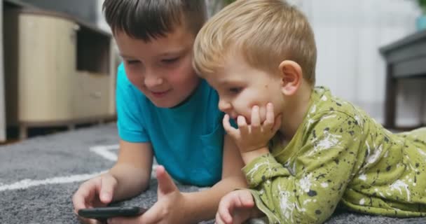 Två Barn Tittar Smart Telefon Glada Barn Använder Smartphones Tillsammans — Stockvideo