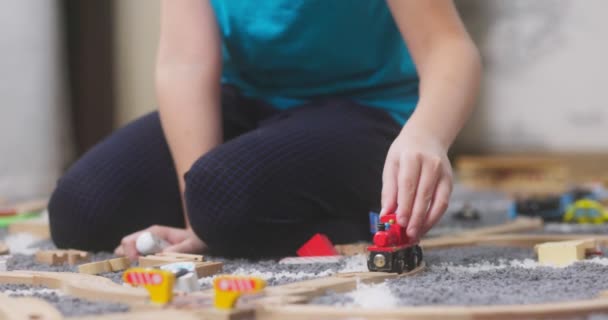 Ein Junge Spielt Mit Einer Spielzeugeisenbahn Mit Holzschienen Während Hause — Stockvideo