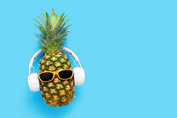 Rijp Ananas Met Zonnebril Koptelefoon Blauwe Achtergrond Kopieerruimte — Stockfoto