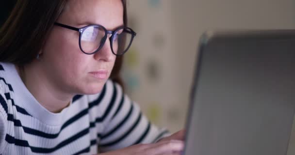 Focused Woman Glasses Looking Laptop Screen Using Internet Reading Watching — Vídeo de Stock