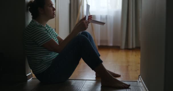 Silueta Unei Femei Triste Care Stă Podeaua Apartamentului Citind Scrisoare — Videoclip de stoc