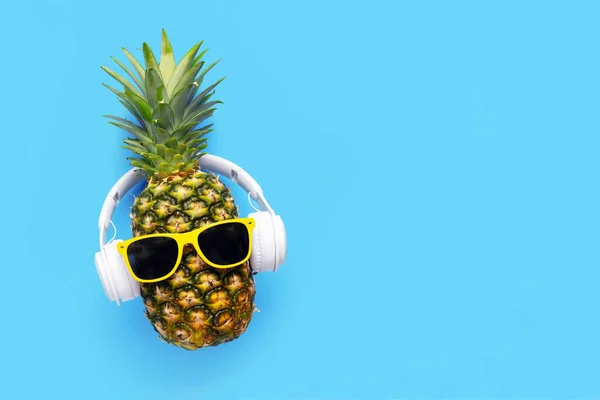 Rijp Ananas Met Zonnebril Koptelefoon Blauwe Achtergrond Kopieerruimte — Stockfoto