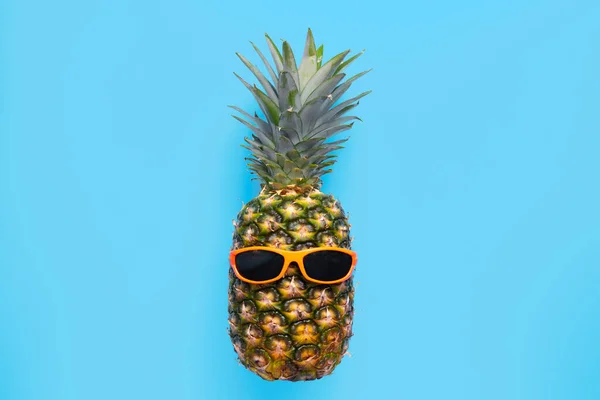 Ananas Met Zonnebril Blauwe Achtergrond — Stockfoto