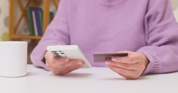 Mujer Sosteniendo Sus Manos Tarjeta Crédito Teléfono Inteligente Haciendo Compras — Vídeos de Stock