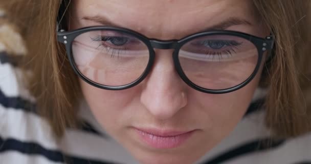 Close View Focused Woman Glasses Looking Laptop Screen Using Internet — Wideo stockowe