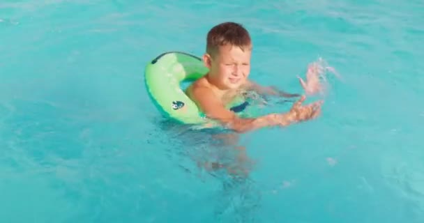 Смешной Счастливый Мальчик Бассейне Надувном Резиновом Кольце Парень Играет Бильярд — стоковое видео