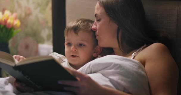 Madre Che Legge Una Favola Suo Adorabile Figlioletto Letto Prima — Video Stock
