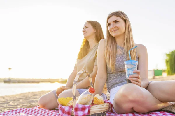 Duas Jovens Mulheres Bonitas Estão Divertindo Praia Sorrindo Tenha Tempo — Fotografia de Stock