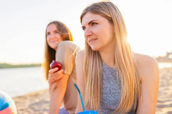 Duas Jovens Mulheres Bonitas Estão Divertindo Praia Sorrindo Tenha Tempo — Fotografia de Stock