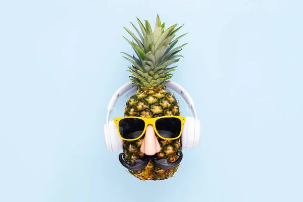 Rijp Ananas Met Zonnebril Koptelefoon Blauwe Achtergrond — Stockfoto