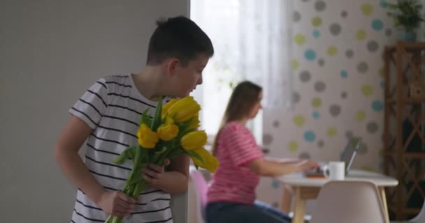 一个儿子送给他心爱的母亲一束漂亮的黄色郁金香花 国际妇女节 现场活动 生日庆祝的概念 高质量的4K镜头 — 图库视频影像