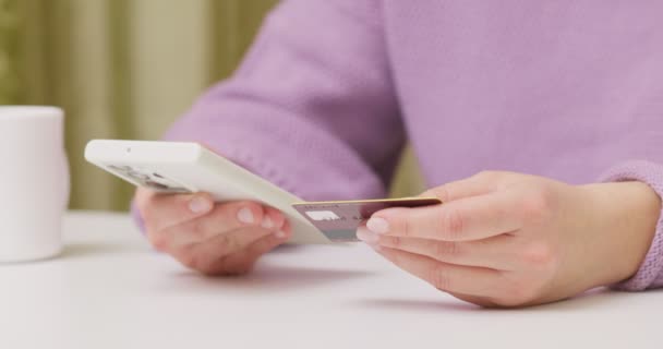 Mulher Segurando Suas Mãos Cartão Crédito Smartphone Fazendo Compras Line — Vídeo de Stock