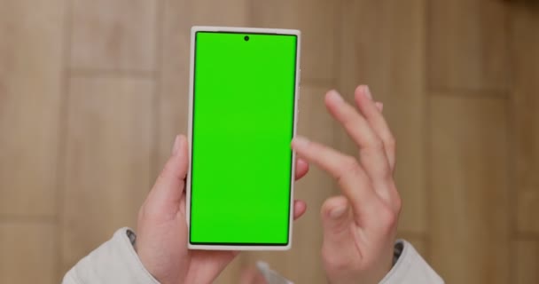 Femme Avec Écran Vert Chroma Clé Smartphone Défilement Les Médias — Video