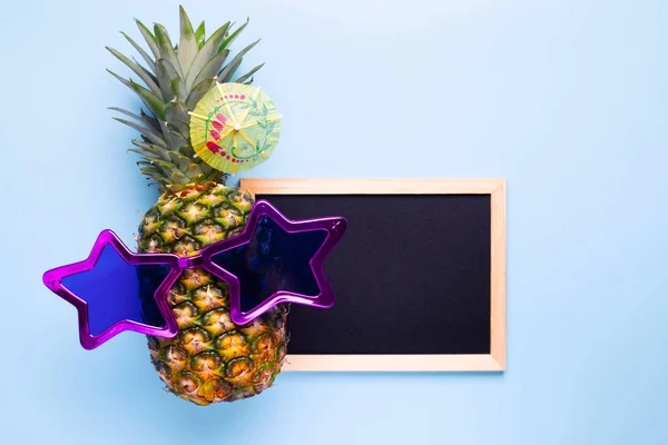 Ananas Zonnebril Met Lege Kopieerruimte Schoolbord Voor Tekst Blauwe Achtergrond — Stockfoto