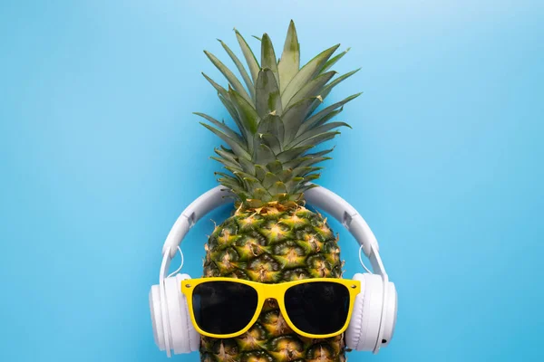 Rijp Ananas Met Zonnebril Koptelefoon Blauwe Achtergrond — Stockfoto